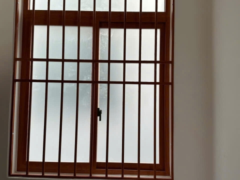 Nhôm xingfa màu vân gỗ và khung bảo vệ màu vân gỗ nhà Chị My - Bà Tô 