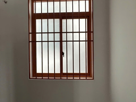 Nhôm xingfa màu vân gỗ và khung bảo vệ màu vân gỗ nhà Chị My - Bà Tô 