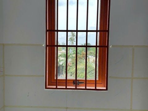 Nhôm xingfa màu vân gỗ và khung bảo vệ màu vân gỗ nhà Chị My - Bà Tô 